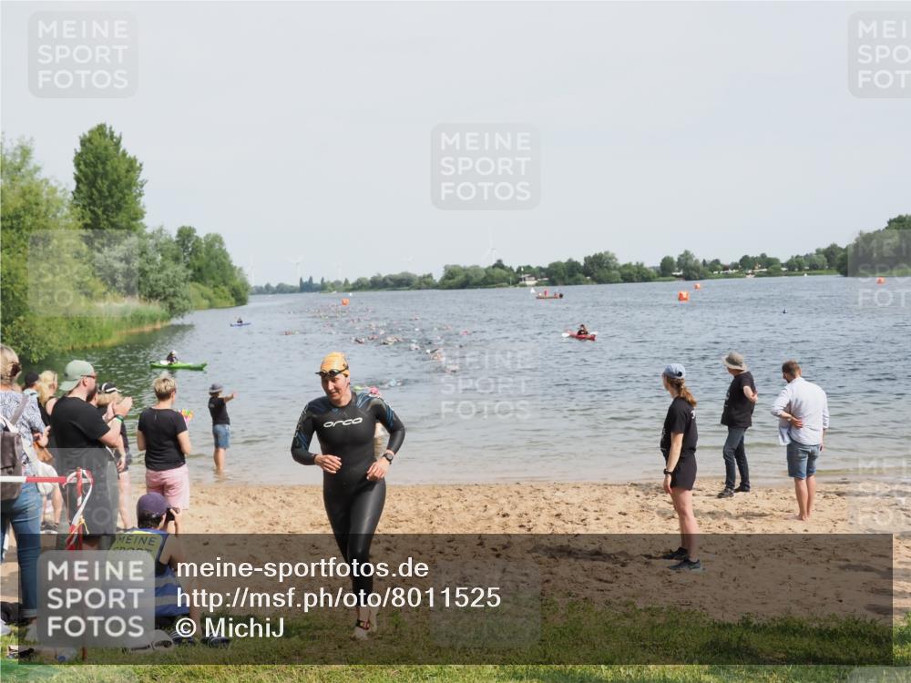 21.06.2025 - 27. Vierlanden-Triathlon MichiJ http://msf.ph/oto/8011525 15.06.2026 10:14:05 Schwimmen 472, 475, 632 meine-sportfotos.de