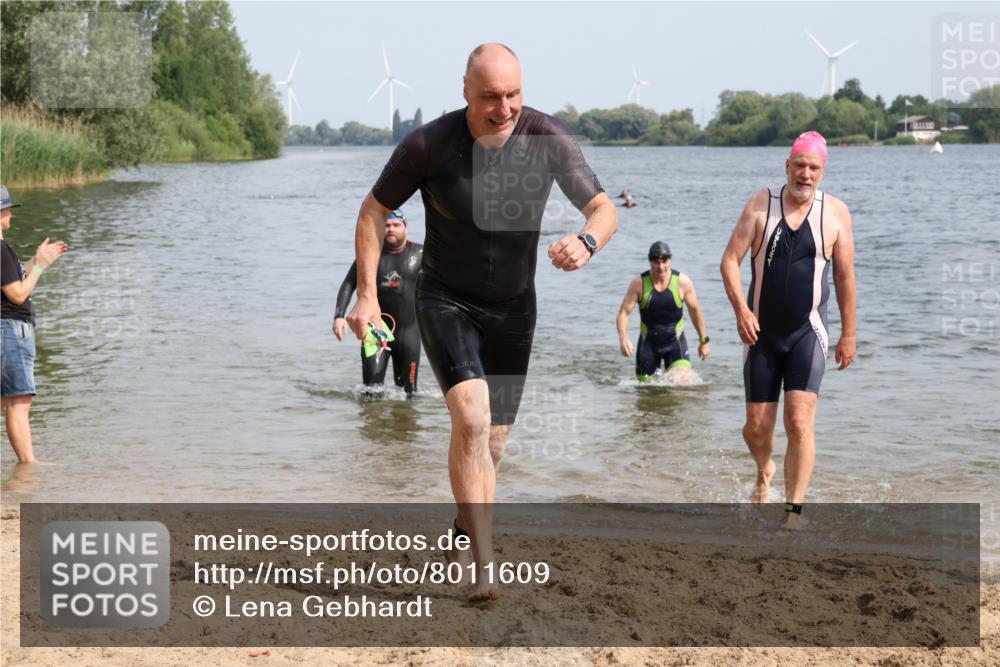 15.06.2025 - 27. Vierlanden-Triathlon Lena Gebhardt http://msf.ph/oto/8011609 15.06.2025 10:08:31 Schwimmen 380, 387, 437, 454, 469 meine-sportfotos.de