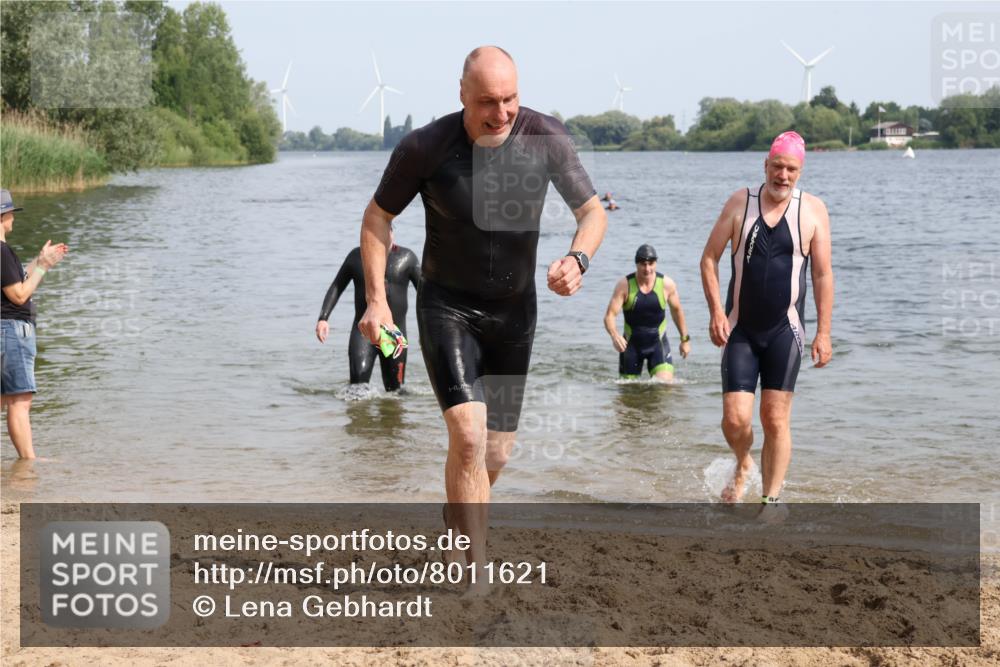 15.06.2025 - 27. Vierlanden-Triathlon Lena Gebhardt http://msf.ph/oto/8011621 15.06.2025 10:08:32 Schwimmen 380, 387, 437, 454, 469 meine-sportfotos.de