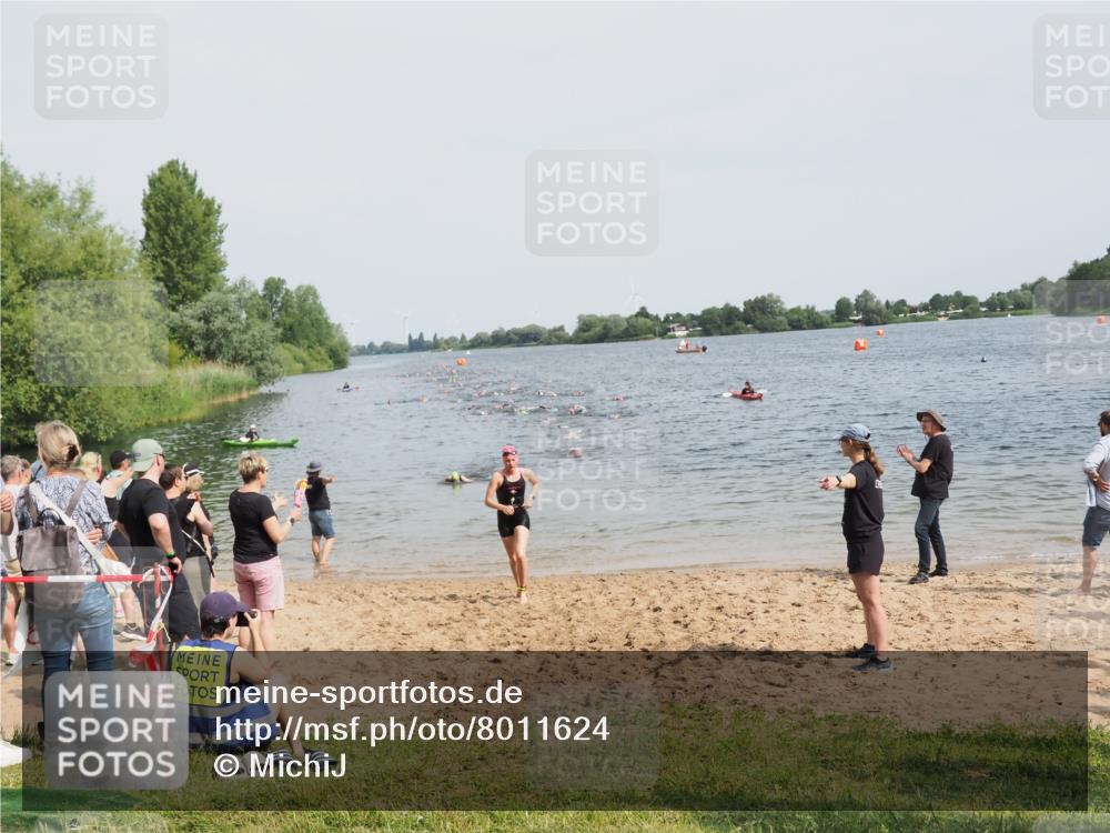 21.06.2025 - 27. Vierlanden-Triathlon MichiJ http://msf.ph/oto/8011624 15.06.2026 10:14:09 Schwimmen 475, 632 meine-sportfotos.de