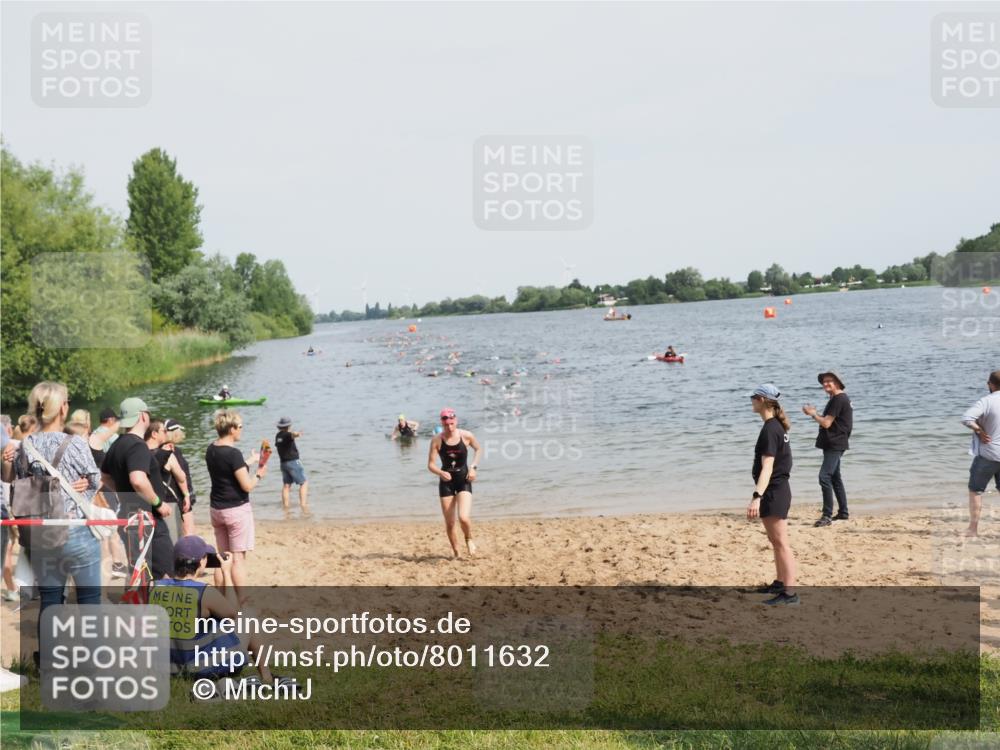 21.06.2025 - 27. Vierlanden-Triathlon MichiJ http://msf.ph/oto/8011632 15.06.2026 10:14:10 Schwimmen 475, 632 meine-sportfotos.de