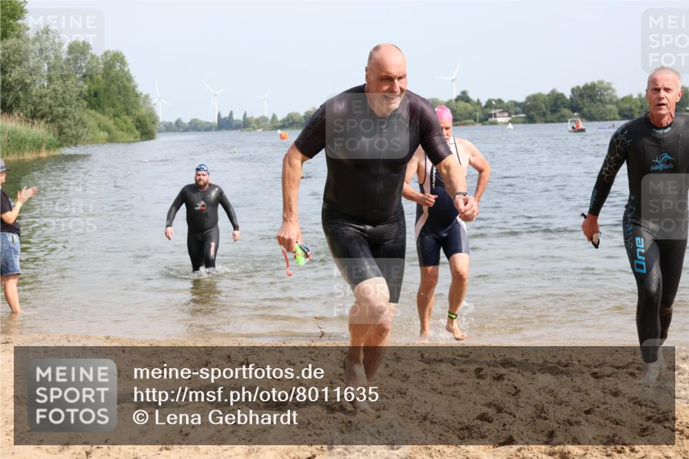 15.06.2025 - 27. Vierlanden-Triathlon Lena Gebhardt http://msf.ph/oto/8011635 15.06.2025 10:08:32 Schwimmen 380, 387, 437, 454, 469 meine-sportfotos.de