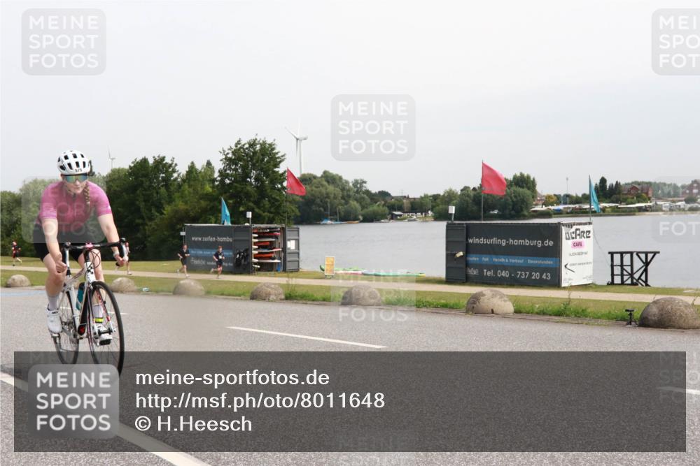 15.06.2025 - 27. Vierlanden-Triathlon H.Heesch http://msf.ph/oto/8011648 15.06.2025 11:04:03 Radfahren 75, 108, 165, 575, 656, 740 meine-sportfotos.de