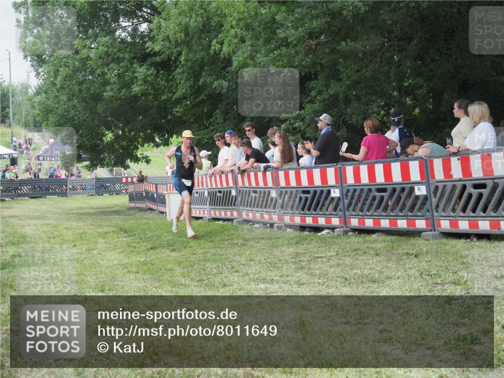 21.06.2025 - 27. Vierlanden-Triathlon KatJ http://msf.ph/oto/8011649 15.06.2025 13:06:47 Ziel 654 meine-sportfotos.de