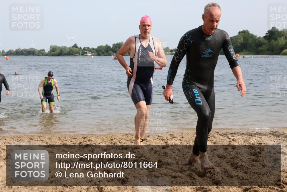 15.06.2025 - 27. Vierlanden-Triathlon Lena Gebhardt http://msf.ph/oto/8011664 15.06.2025 10:08:34 Schwimmen 380, 387, 437, 454, 469 meine-sportfotos.de