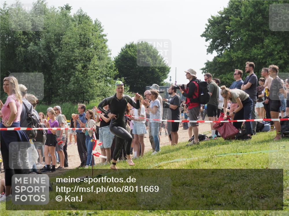 15.06.2025 - 27. Vierlanden-Triathlon KatJ http://msf.ph/oto/8011669 15.06.2025 10:13:45 Schwimmen 513, 545, 585, 622 meine-sportfotos.de