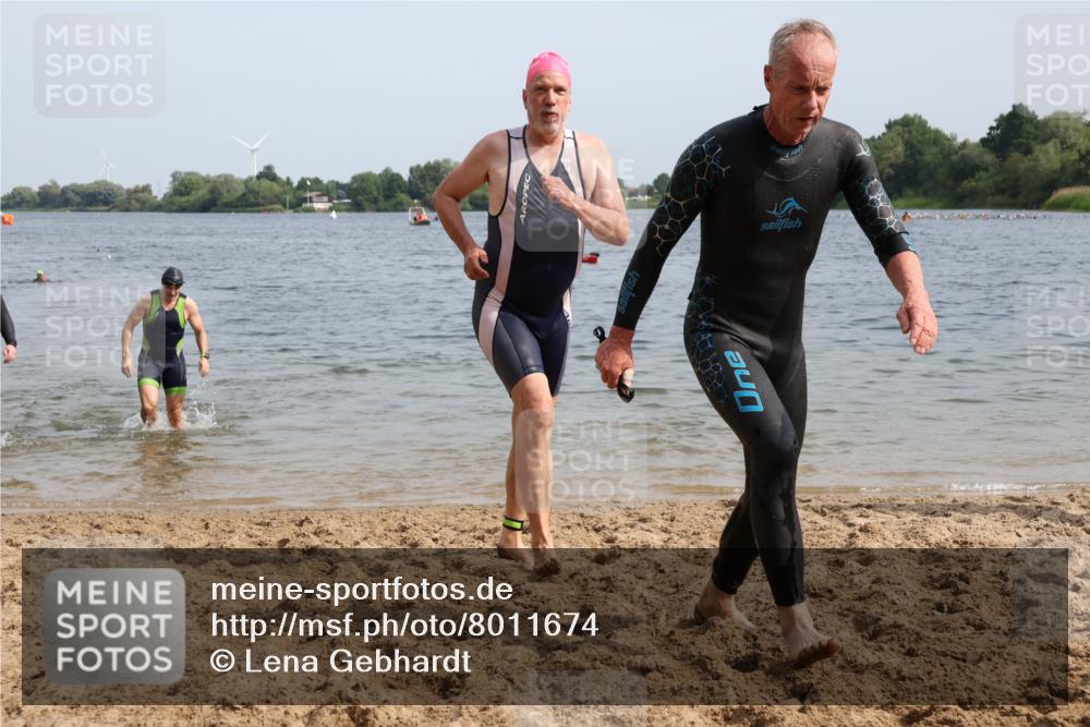 15.06.2025 - 27. Vierlanden-Triathlon Lena Gebhardt http://msf.ph/oto/8011674 15.06.2025 10:08:34 Schwimmen 380, 387, 437, 454, 469 meine-sportfotos.de