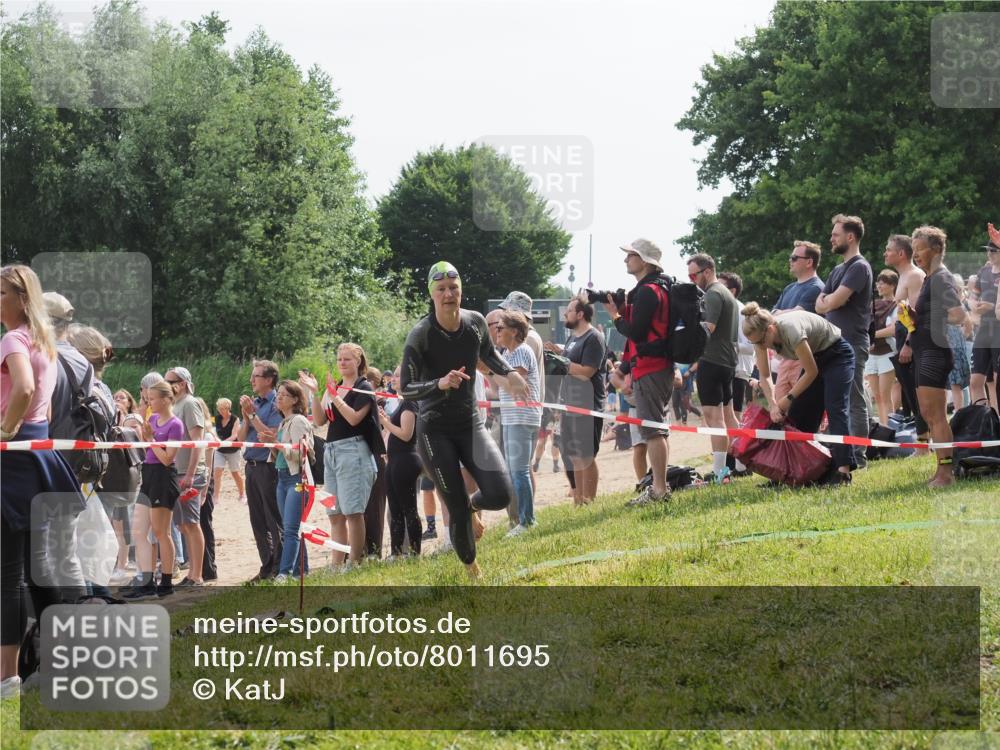 15.06.2025 - 27. Vierlanden-Triathlon KatJ http://msf.ph/oto/8011695 15.06.2025 10:13:45 Schwimmen 513, 545, 585, 622 meine-sportfotos.de