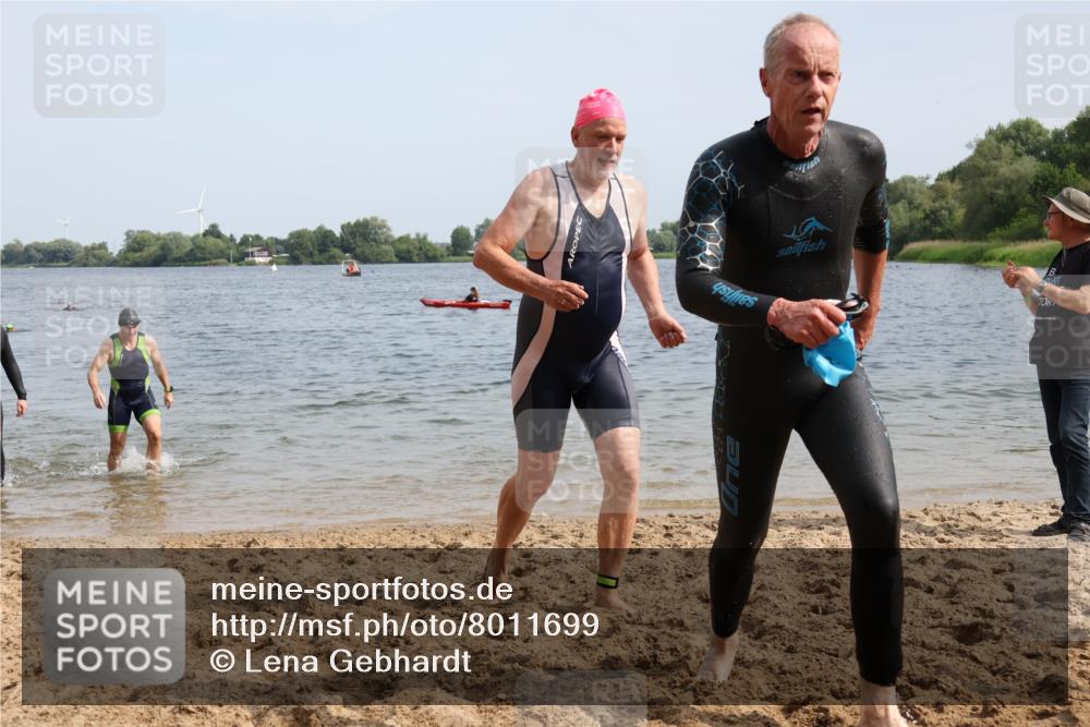 15.06.2025 - 27. Vierlanden-Triathlon Lena Gebhardt http://msf.ph/oto/8011699 15.06.2025 10:08:35 Schwimmen 380, 387, 437, 454, 469 meine-sportfotos.de