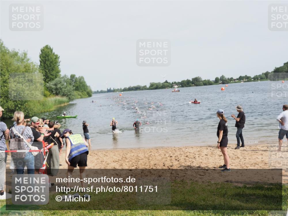 21.06.2025 - 27. Vierlanden-Triathlon MichiJ http://msf.ph/oto/8011751 15.06.2026 10:14:15 Schwimmen 482, 632 meine-sportfotos.de