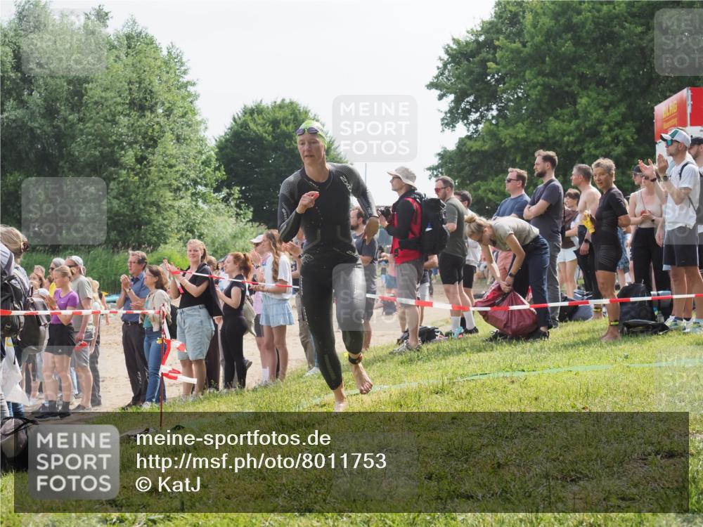 15.06.2025 - 27. Vierlanden-Triathlon KatJ http://msf.ph/oto/8011753 15.06.2025 10:13:46 Schwimmen 513, 545, 585, 622 meine-sportfotos.de