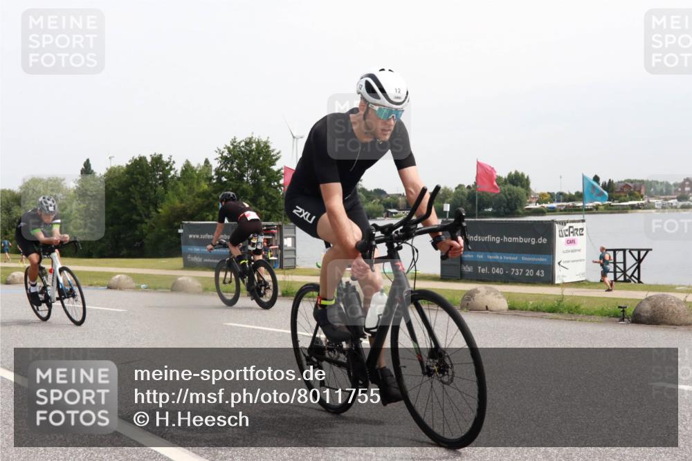 15.06.2025 - 27. Vierlanden-Triathlon H.Heesch http://msf.ph/oto/8011755 15.06.2025 11:04:36 Radfahren 12, 48, 242, 466, 568 meine-sportfotos.de