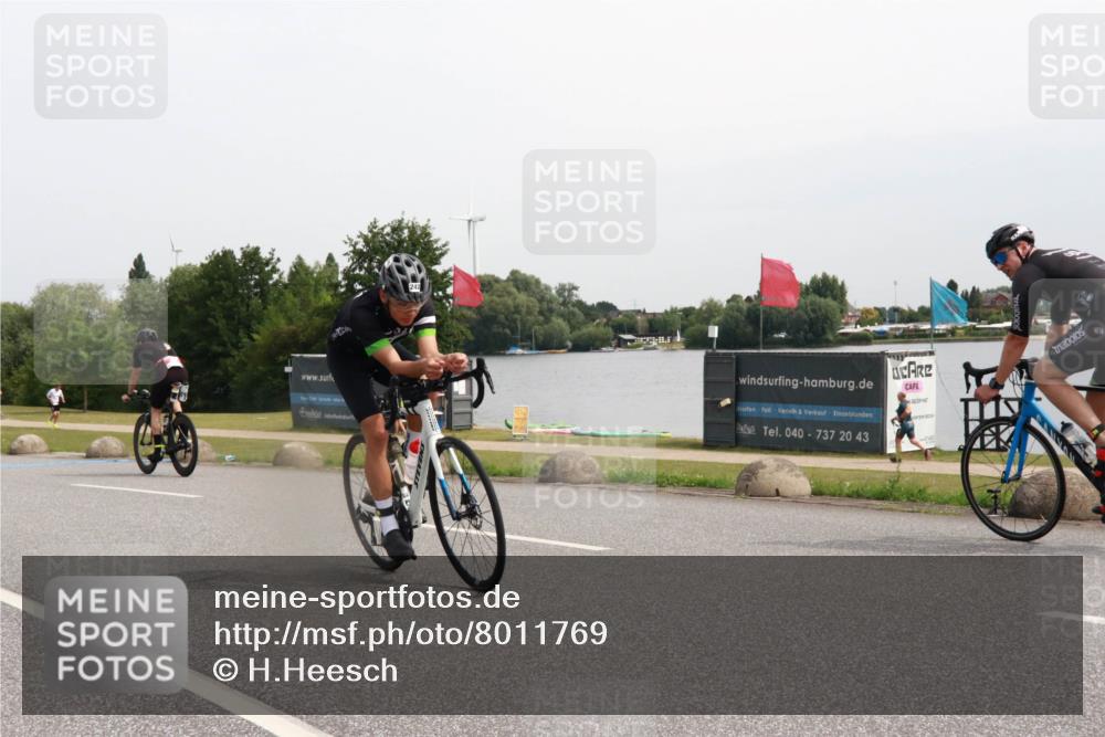 15.06.2025 - 27. Vierlanden-Triathlon H.Heesch http://msf.ph/oto/8011769 15.06.2025 11:04:37 Radfahren 12, 48, 242, 466, 568, 711 meine-sportfotos.de