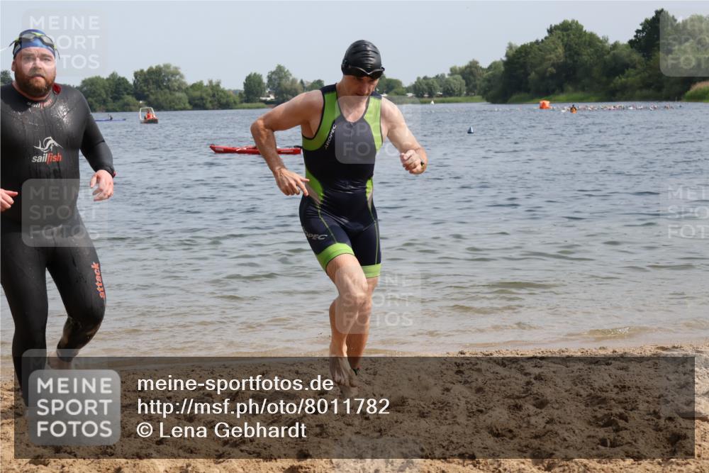 15.06.2025 - 27. Vierlanden-Triathlon Lena Gebhardt http://msf.ph/oto/8011782 15.06.2025 10:08:39 Schwimmen 380, 387, 437, 454, 469 meine-sportfotos.de