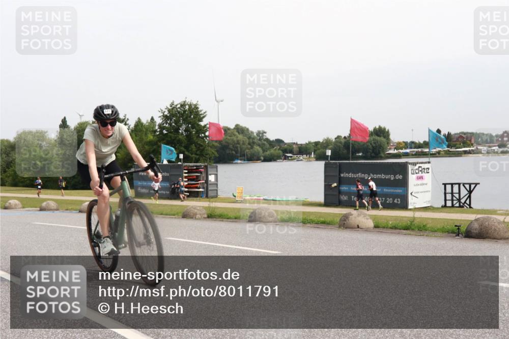 15.06.2025 - 27. Vierlanden-Triathlon H.Heesch http://msf.ph/oto/8011791 15.06.2025 11:04:43 Radfahren 48, 137, 577, 711 meine-sportfotos.de