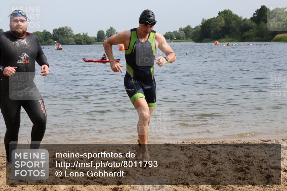 15.06.2025 - 27. Vierlanden-Triathlon Lena Gebhardt http://msf.ph/oto/8011793 15.06.2025 10:08:39 Schwimmen 380, 387, 437, 454, 469 meine-sportfotos.de