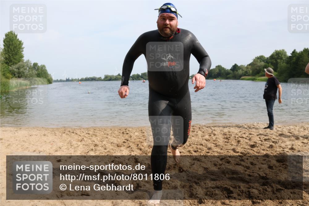 15.06.2025 - 27. Vierlanden-Triathlon Lena Gebhardt http://msf.ph/oto/8011806 15.06.2025 10:08:41 Schwimmen 380, 387, 437, 454, 469 meine-sportfotos.de