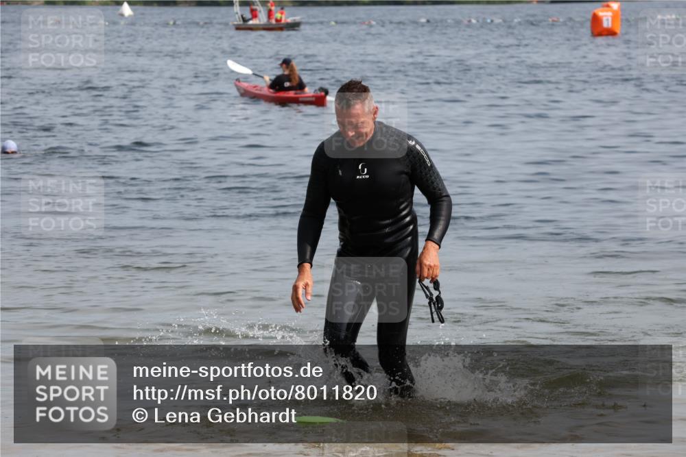 15.06.2025 - 27. Vierlanden-Triathlon Lena Gebhardt http://msf.ph/oto/8011820 15.06.2025 10:09:24 Schwimmen 421 meine-sportfotos.de
