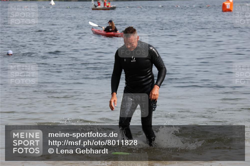 15.06.2025 - 27. Vierlanden-Triathlon Lena Gebhardt http://msf.ph/oto/8011828 15.06.2025 10:09:24 Schwimmen 421 meine-sportfotos.de