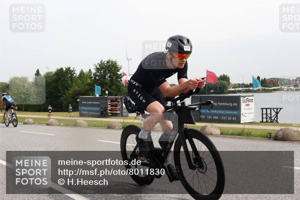 15.06.2025 - 27. Vierlanden-Triathlon H.Heesch http://msf.ph/oto/8011830 15.06.2025 11:04:45 Radfahren 30, 137, 577, 685, 711 meine-sportfotos.de