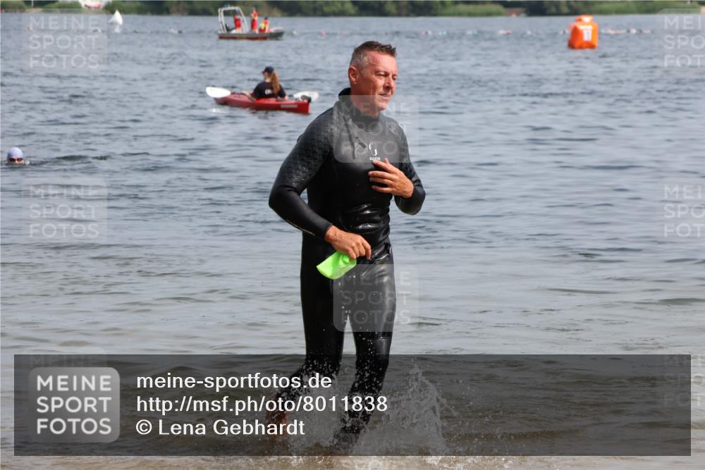 15.06.2025 - 27. Vierlanden-Triathlon Lena Gebhardt http://msf.ph/oto/8011838 15.06.2025 10:09:26 Schwimmen 421 meine-sportfotos.de