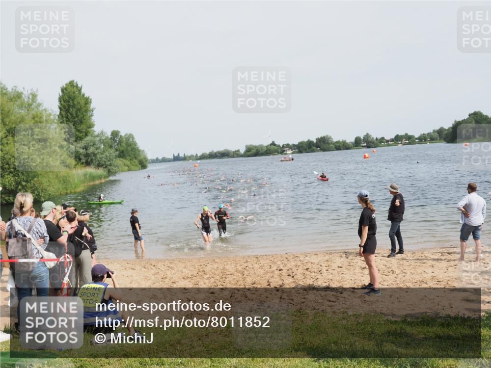 21.06.2025 - 27. Vierlanden-Triathlon MichiJ http://msf.ph/oto/8011852 15.06.2026 10:14:18 Schwimmen 482, 618, 632 meine-sportfotos.de