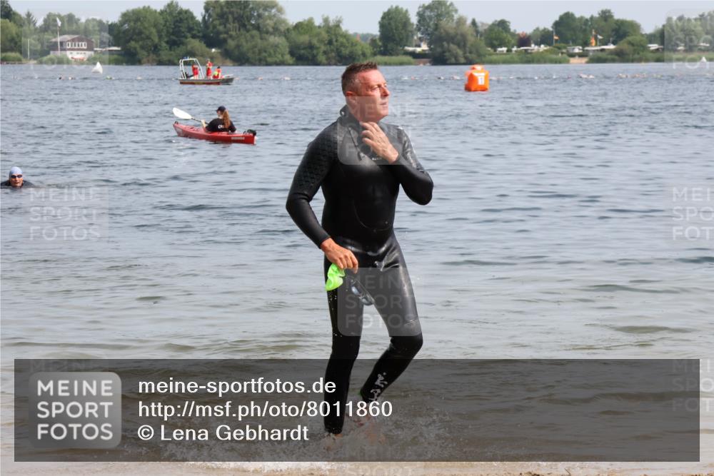 15.06.2025 - 27. Vierlanden-Triathlon Lena Gebhardt http://msf.ph/oto/8011860 15.06.2025 10:09:27 Schwimmen 421 meine-sportfotos.de