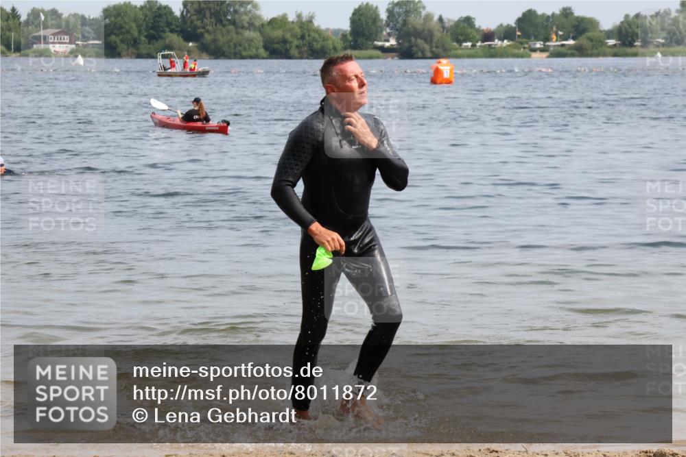 15.06.2025 - 27. Vierlanden-Triathlon Lena Gebhardt http://msf.ph/oto/8011872 15.06.2025 10:09:27 Schwimmen 421 meine-sportfotos.de