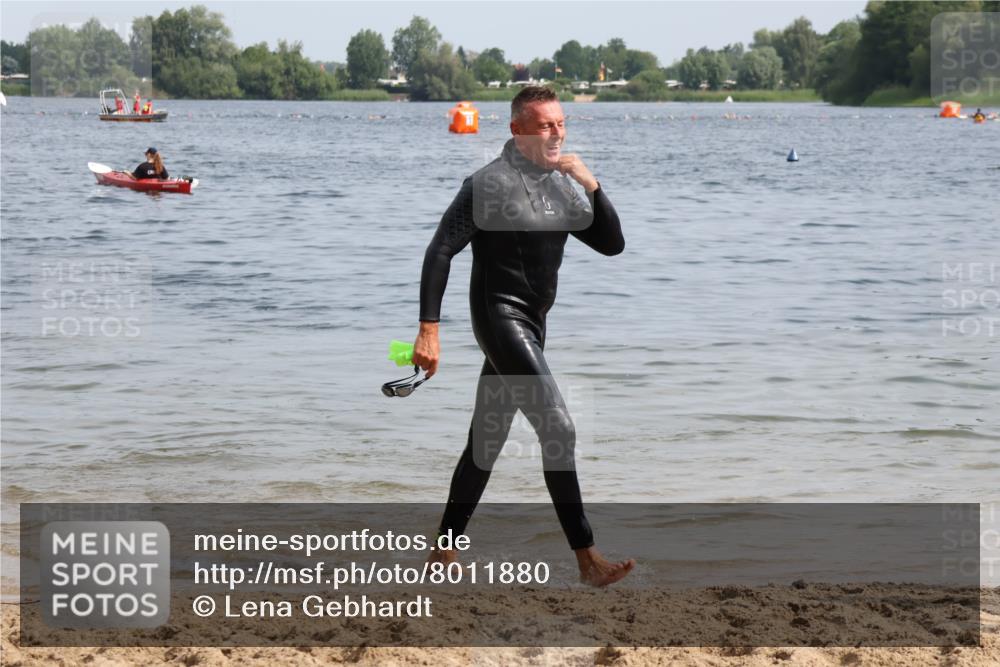 15.06.2025 - 27. Vierlanden-Triathlon Lena Gebhardt http://msf.ph/oto/8011880 15.06.2025 10:09:28 Schwimmen 421 meine-sportfotos.de