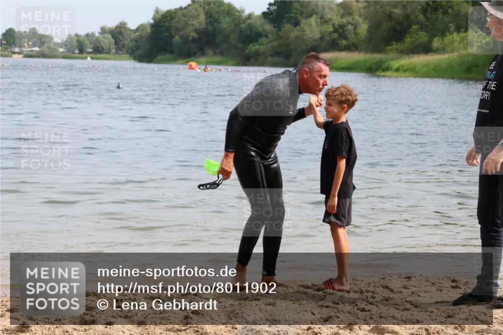 15.06.2025 - 27. Vierlanden-Triathlon Lena Gebhardt http://msf.ph/oto/8011902 15.06.2025 10:09:30 Schwimmen 421 meine-sportfotos.de