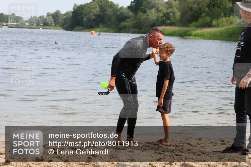 15.06.2025 - 27. Vierlanden-Triathlon Lena Gebhardt http://msf.ph/oto/8011913 15.06.2025 10:09:30 Schwimmen 421 meine-sportfotos.de