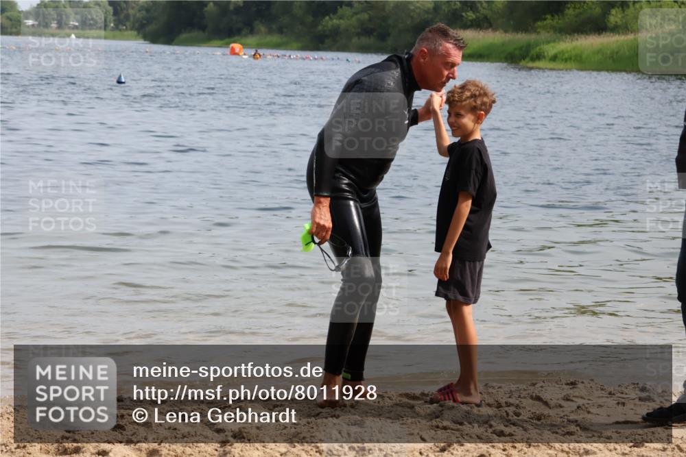 15.06.2025 - 27. Vierlanden-Triathlon Lena Gebhardt http://msf.ph/oto/8011928 15.06.2025 10:09:30 Schwimmen 421 meine-sportfotos.de