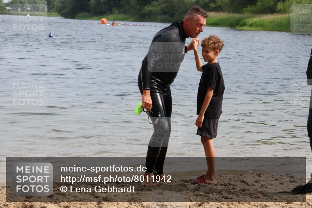 15.06.2025 - 27. Vierlanden-Triathlon Lena Gebhardt http://msf.ph/oto/8011942 15.06.2025 10:09:30 Schwimmen 421 meine-sportfotos.de