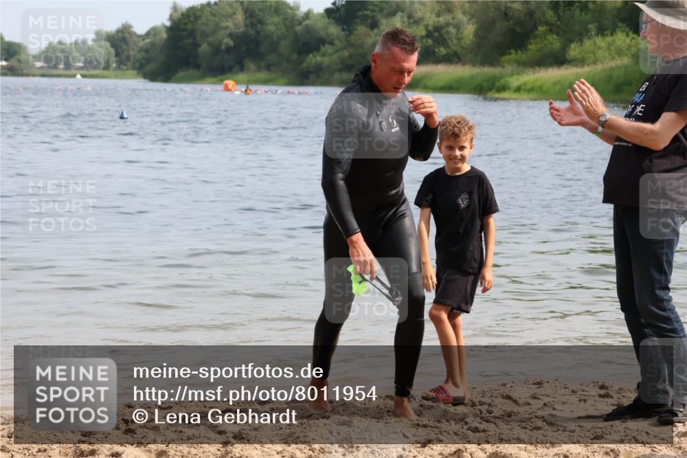 15.06.2025 - 27. Vierlanden-Triathlon Lena Gebhardt http://msf.ph/oto/8011954 15.06.2025 10:09:31 Schwimmen 421 meine-sportfotos.de