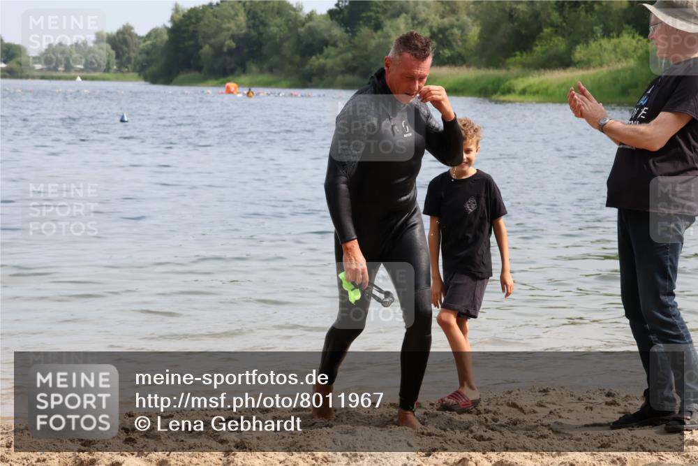 15.06.2025 - 27. Vierlanden-Triathlon Lena Gebhardt http://msf.ph/oto/8011967 15.06.2025 10:09:31 Schwimmen 421 meine-sportfotos.de