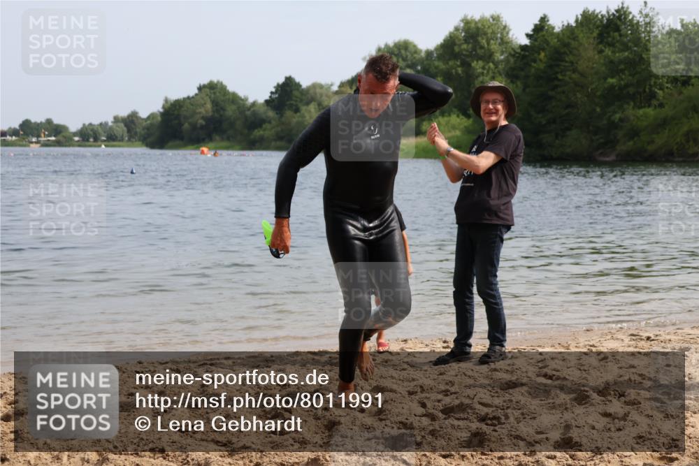 15.06.2025 - 27. Vierlanden-Triathlon Lena Gebhardt http://msf.ph/oto/8011991 15.06.2025 10:09:32 Schwimmen 421 meine-sportfotos.de
