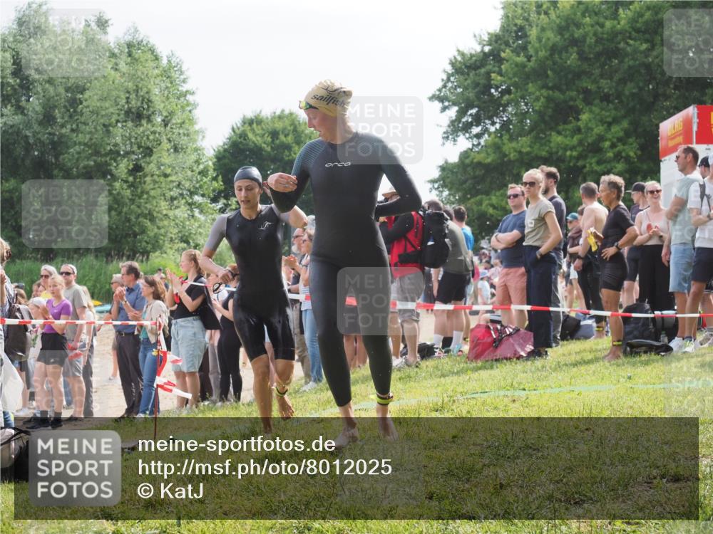 15.06.2025 - 27. Vierlanden-Triathlon KatJ http://msf.ph/oto/8012025 15.06.2025 10:13:54 Schwimmen 490, 513, 540, 622 meine-sportfotos.de