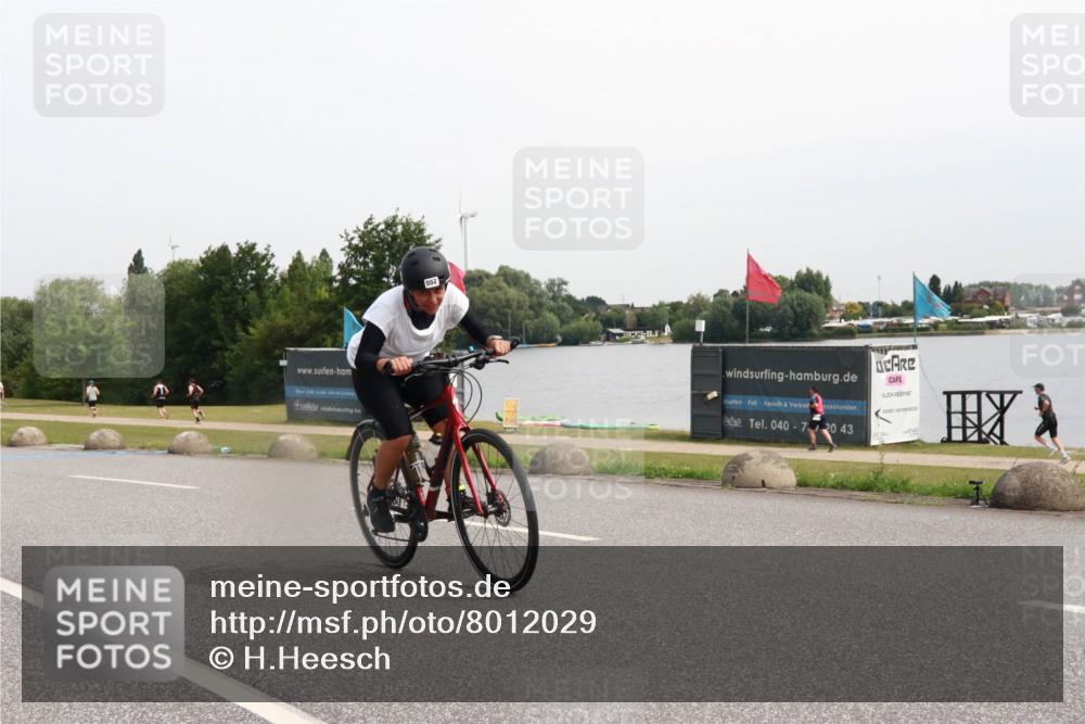 15.06.2025 - 27. Vierlanden-Triathlon H.Heesch http://msf.ph/oto/8012029 15.06.2025 11:05:40 Radfahren 82, 99, 222, 552, 688 meine-sportfotos.de
