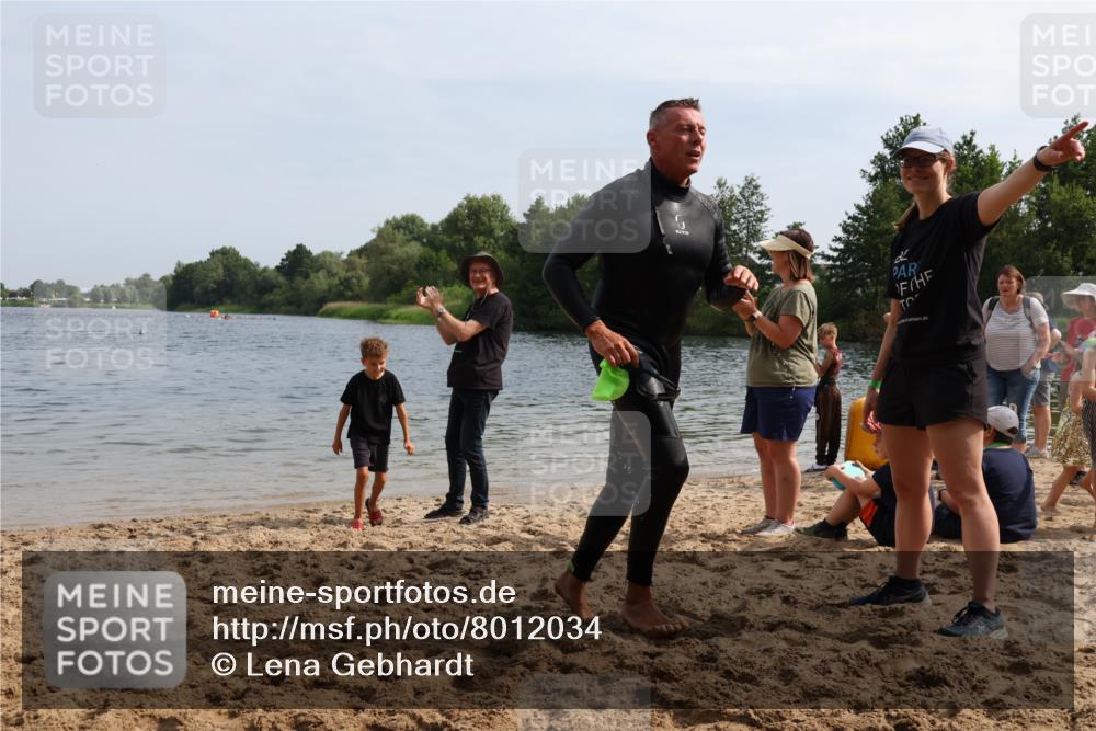 15.06.2025 - 27. Vierlanden-Triathlon Lena Gebhardt http://msf.ph/oto/8012034 15.06.2025 10:09:34 Schwimmen 421 meine-sportfotos.de