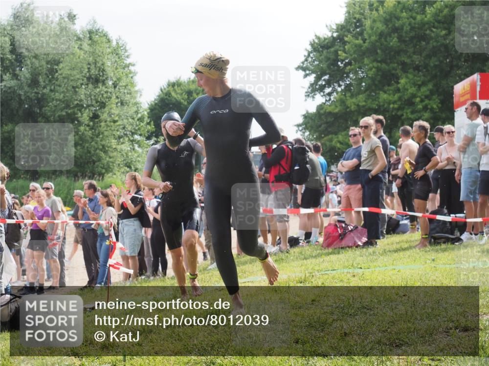 15.06.2025 - 27. Vierlanden-Triathlon KatJ http://msf.ph/oto/8012039 15.06.2025 10:13:54 Schwimmen 490, 513, 540, 622 meine-sportfotos.de
