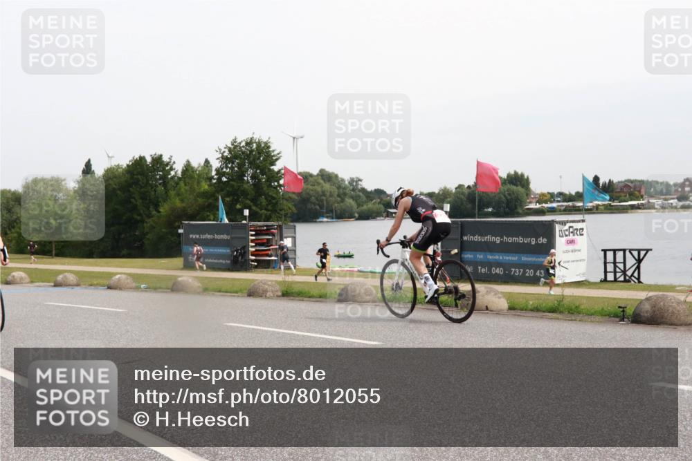 15.06.2025 - 27. Vierlanden-Triathlon H.Heesch http://msf.ph/oto/8012055 15.06.2025 11:06:06 Radfahren 569, 732 meine-sportfotos.de