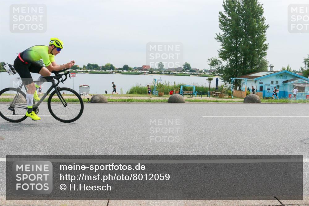 15.06.2025 - 27. Vierlanden-Triathlon H.Heesch http://msf.ph/oto/8012059 15.06.2025 11:05:36 Radfahren 99, 222, 552, 688, 718 meine-sportfotos.de
