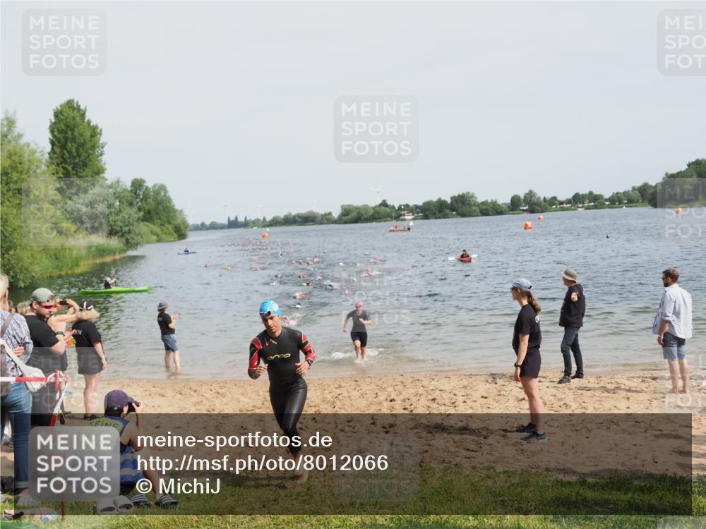 21.06.2025 - 27. Vierlanden-Triathlon MichiJ http://msf.ph/oto/8012066 15.06.2026 10:14:25 Schwimmen 482, 565, 618 meine-sportfotos.de