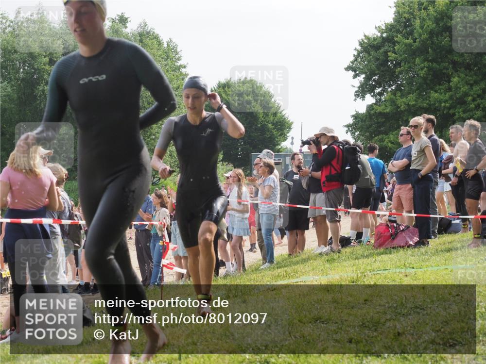 15.06.2025 - 27. Vierlanden-Triathlon KatJ http://msf.ph/oto/8012097 15.06.2025 10:13:55 Schwimmen 472, 490, 513, 540, 622 meine-sportfotos.de