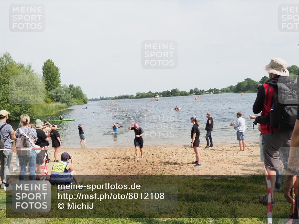 21.06.2025 - 27. Vierlanden-Triathlon MichiJ http://msf.ph/oto/8012108 15.06.2026 10:14:27 Schwimmen 482, 565, 615, 618 meine-sportfotos.de