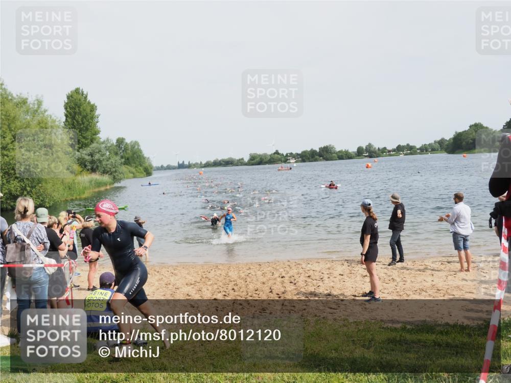 21.06.2025 - 27. Vierlanden-Triathlon MichiJ http://msf.ph/oto/8012120 15.06.2026 10:14:30 Schwimmen 482, 565, 615, 618 meine-sportfotos.de