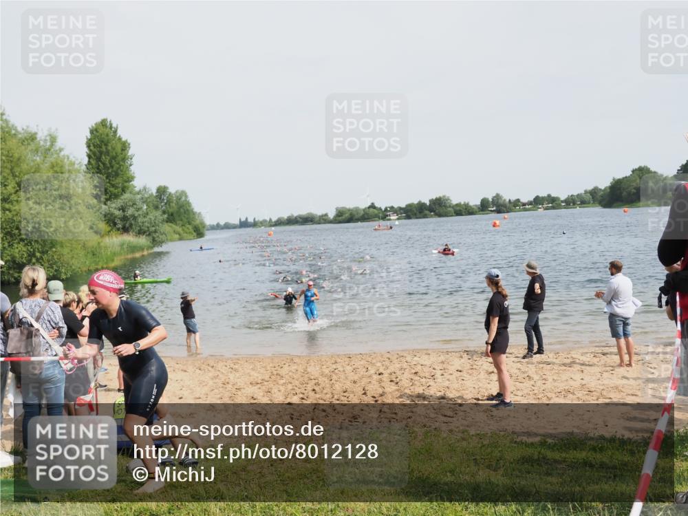 21.06.2025 - 27. Vierlanden-Triathlon MichiJ http://msf.ph/oto/8012128 15.06.2026 10:14:30 Schwimmen 482, 565, 615, 618 meine-sportfotos.de