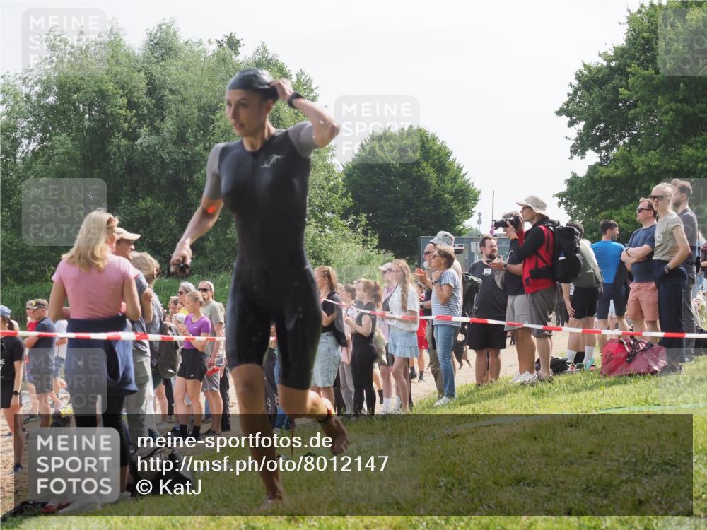 15.06.2025 - 27. Vierlanden-Triathlon KatJ http://msf.ph/oto/8012147 15.06.2025 10:13:56 Schwimmen 472, 490, 513, 540 meine-sportfotos.de