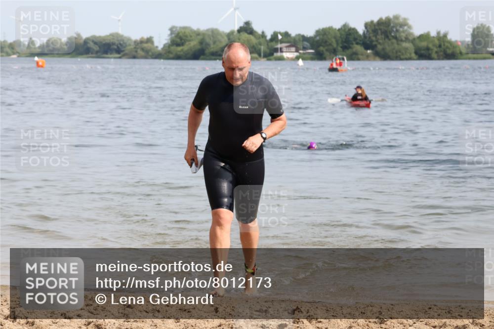 15.06.2025 - 27. Vierlanden-Triathlon Lena Gebhardt http://msf.ph/oto/8012173 15.06.2025 10:09:58 Schwimmen 466 meine-sportfotos.de