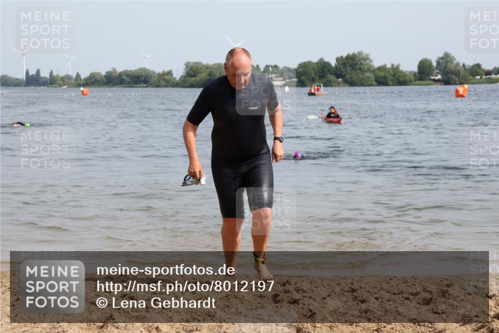 15.06.2025 - 27. Vierlanden-Triathlon Lena Gebhardt http://msf.ph/oto/8012197 15.06.2025 10:10:00 Schwimmen 466 meine-sportfotos.de